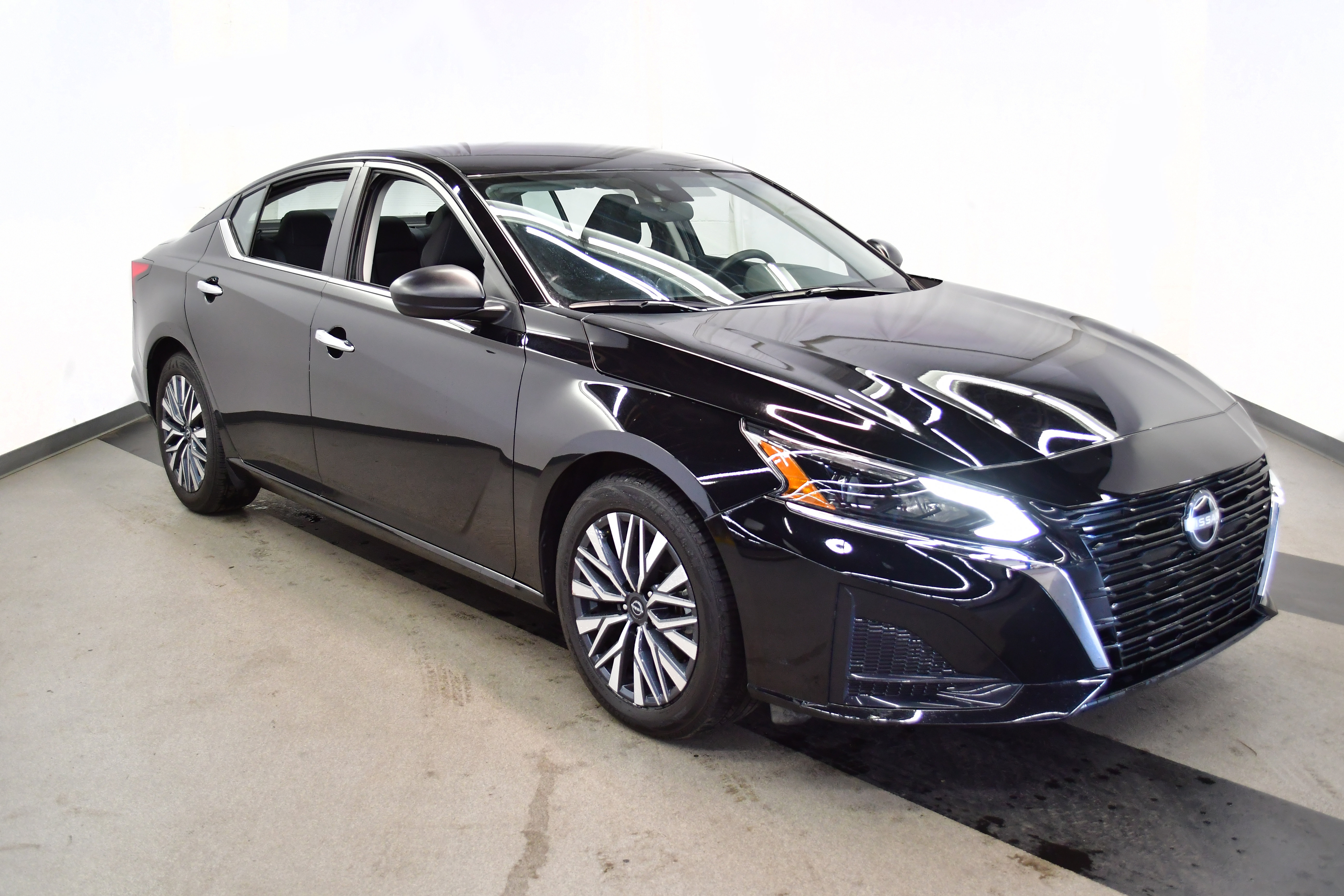 Used 2025 Nissan Altima 2.5 SV FWD image 5