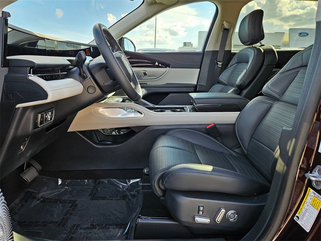 Used 2025 Lincoln Nautilus Reserve image 10