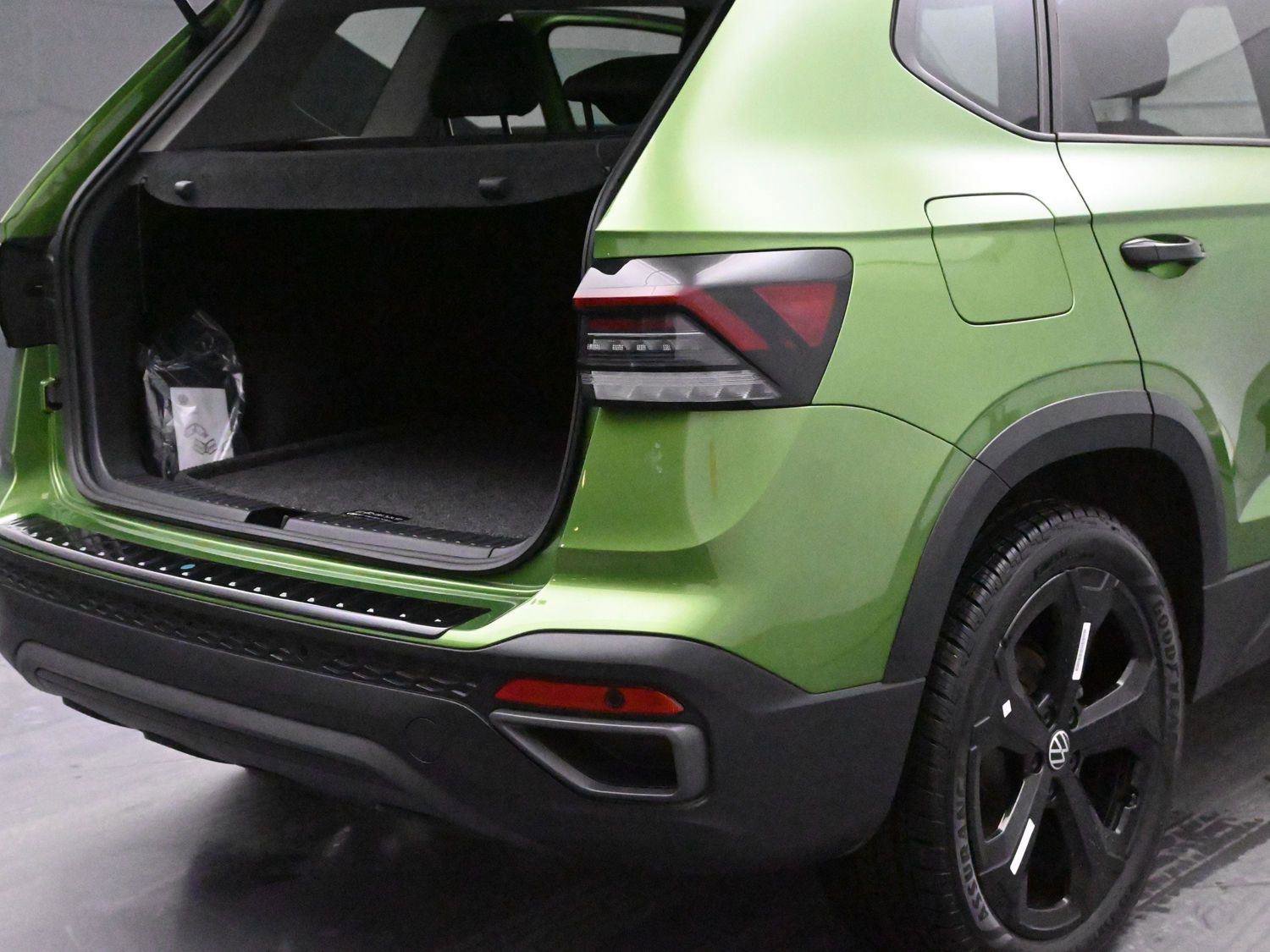 Certified 2025 Volkswagen Taos SE AWD/4WD image 12