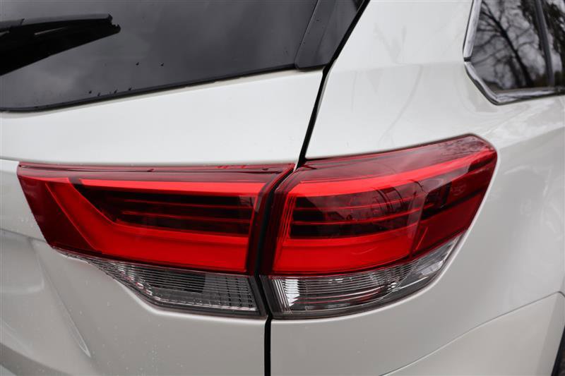 Used 2019 Toyota Highlander AWD V6 image 29