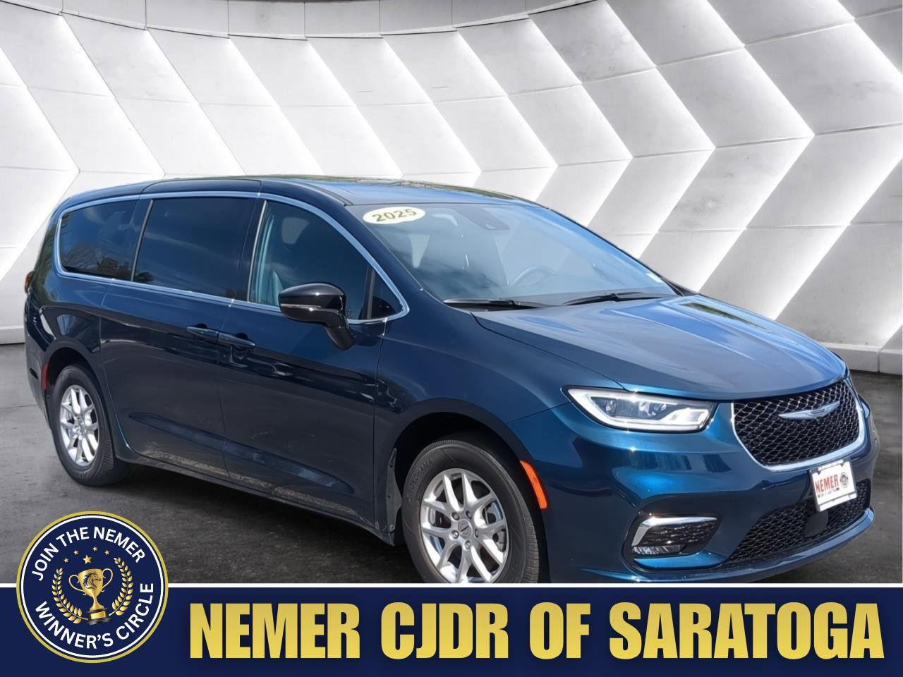 Used 2025 Chrysler Pacifica Select