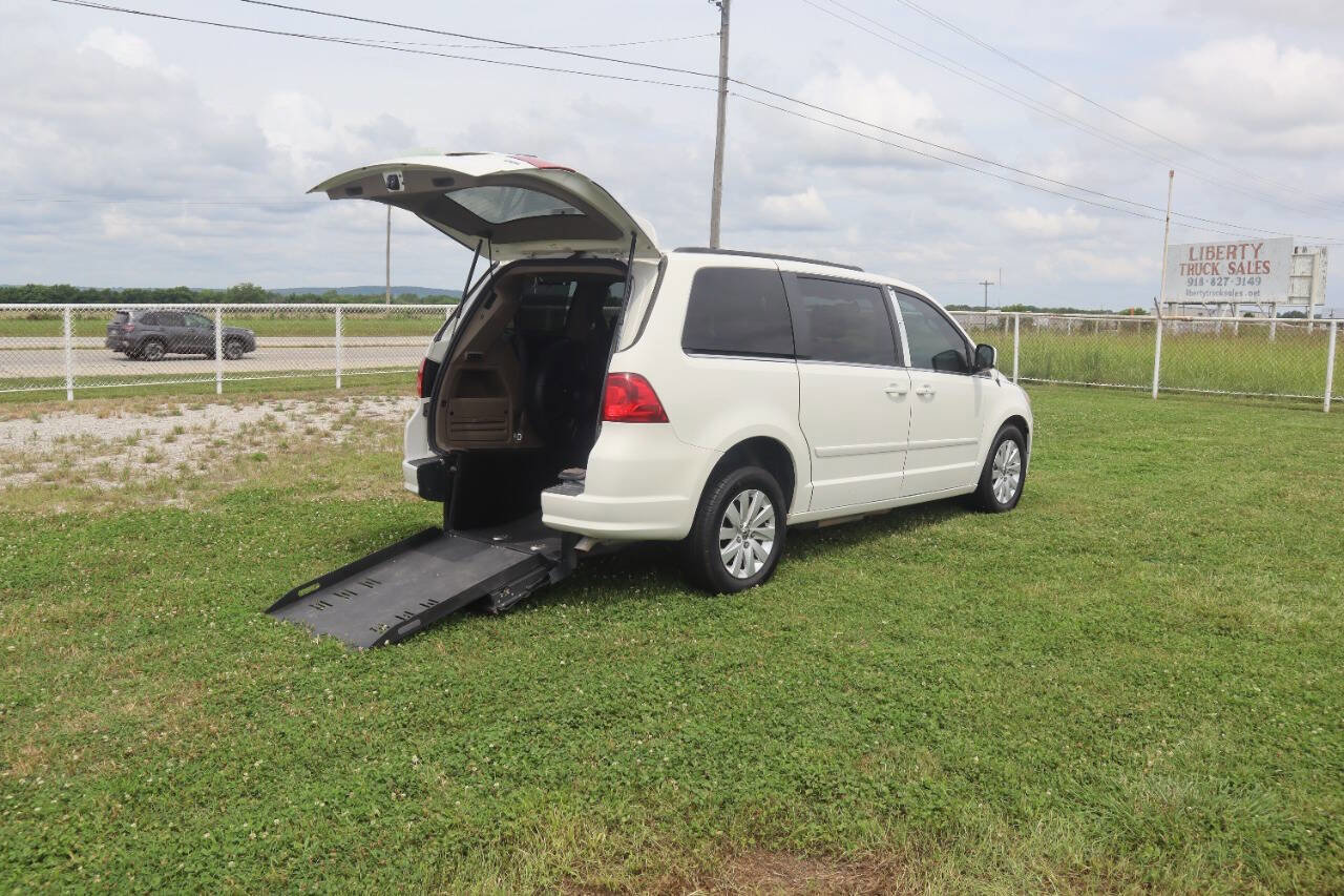 Used 2012 Volkswagen Routan SEL FWD image 19