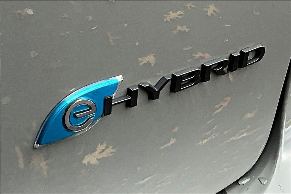 Used 2022 Chrysler Pacifica Limited w/ Uconnect Theater Family Group image 23