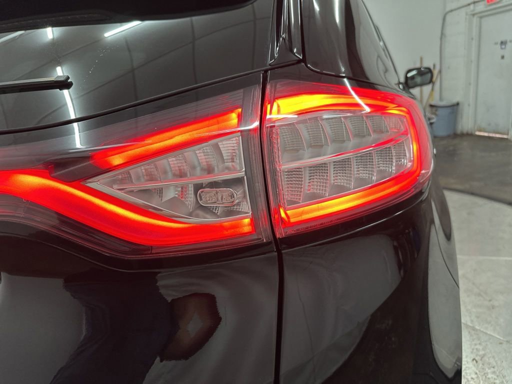 Used 2018 Ford Edge Titanium w/ Equipment Group 302A AWD/4WD image 27