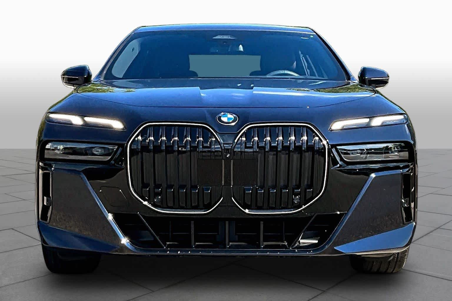 Used 2025 BMW 740i w/ Premium Package RWD image 3