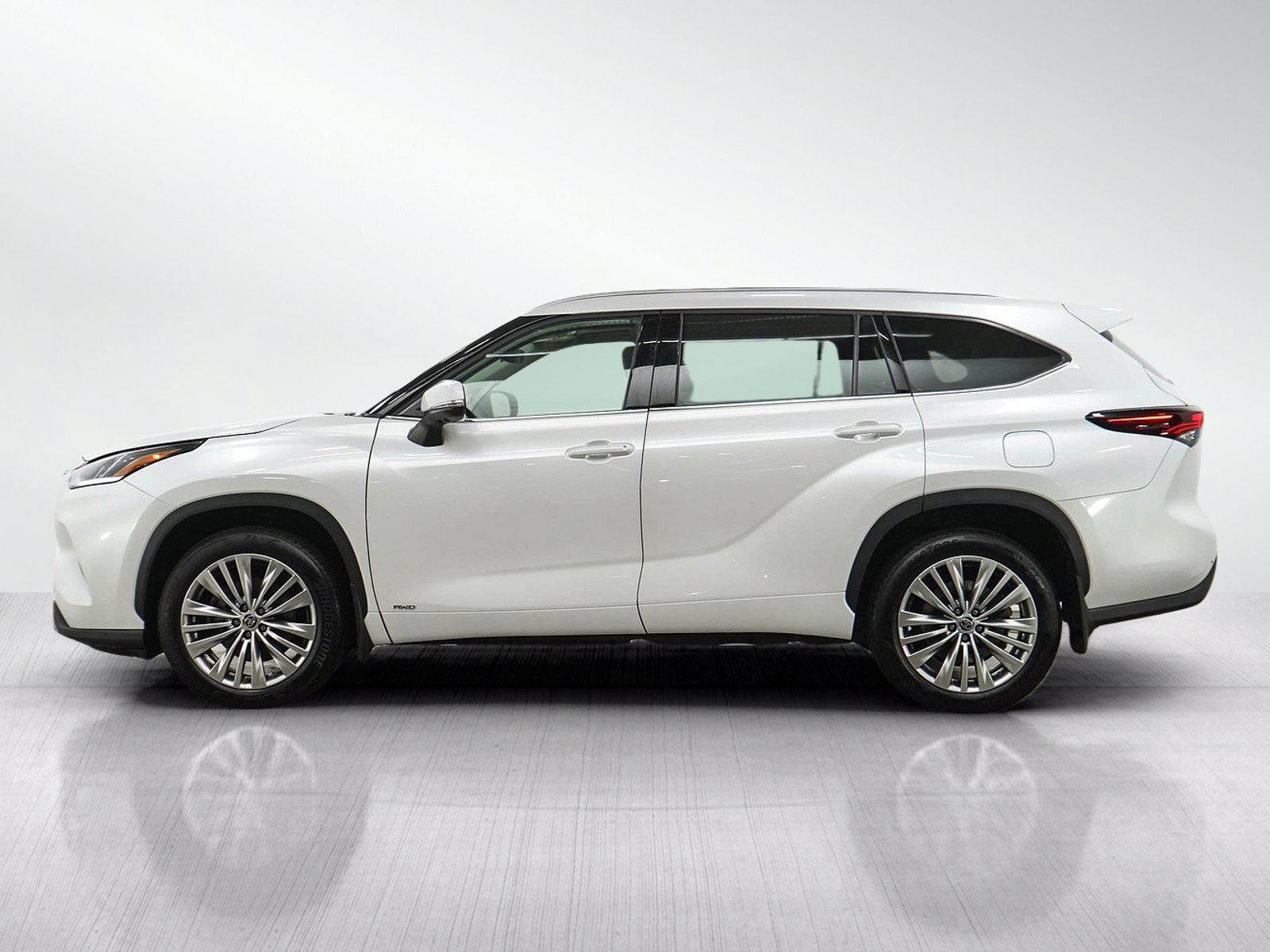 Used 2025 Toyota Highlander Platinum AWD/4WD image 2