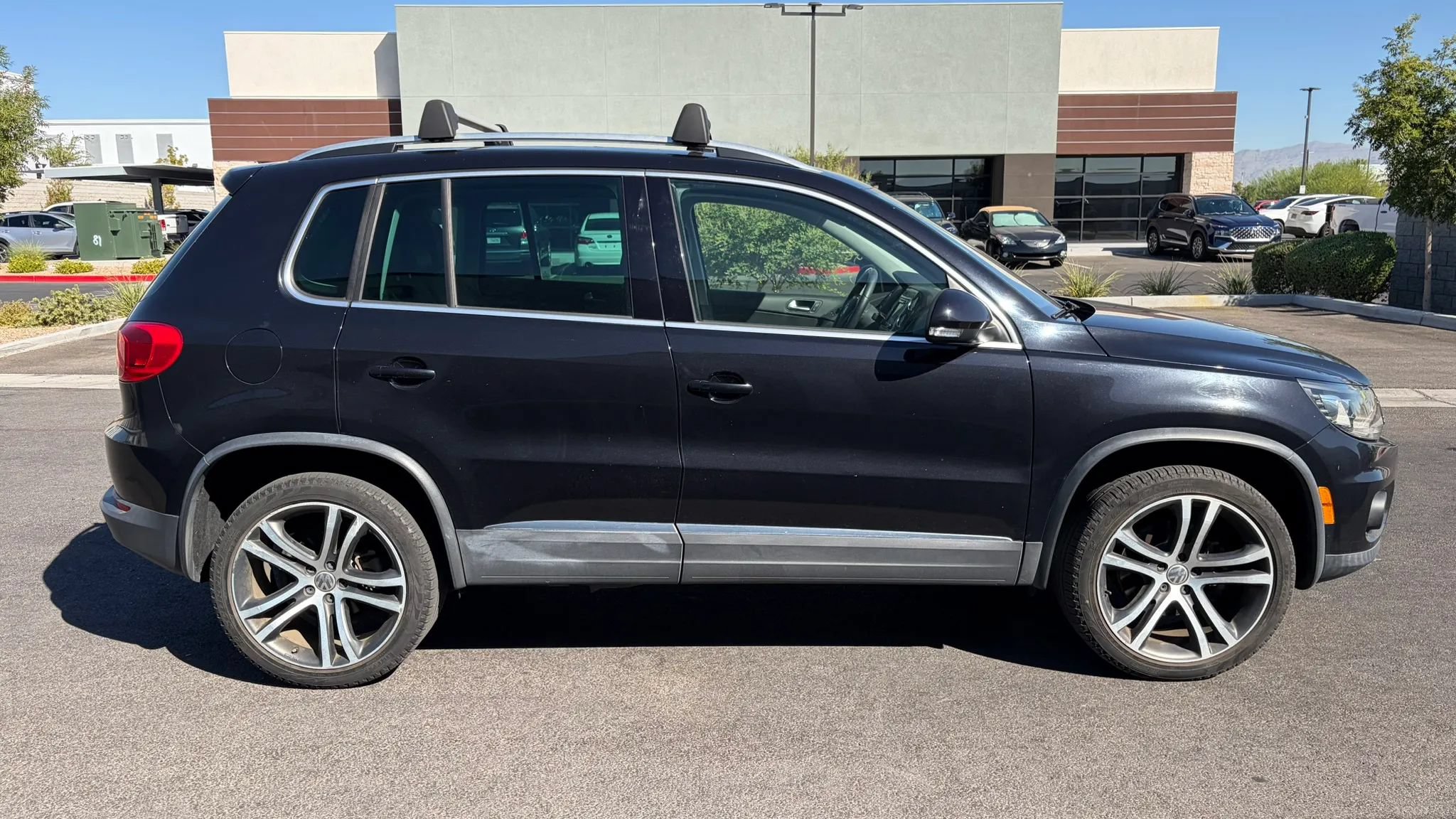 Used 2017 Volkswagen Tiguan SEL FWD image 6