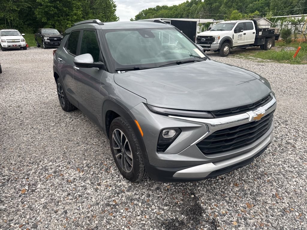 Used 2025 Chevrolet TrailBlazer LT FWD image 2