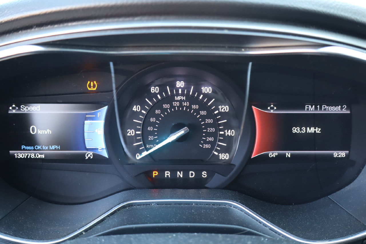 Used 2017 Ford Fusion SE w/ Fusion SE Technology Package FWD image 9