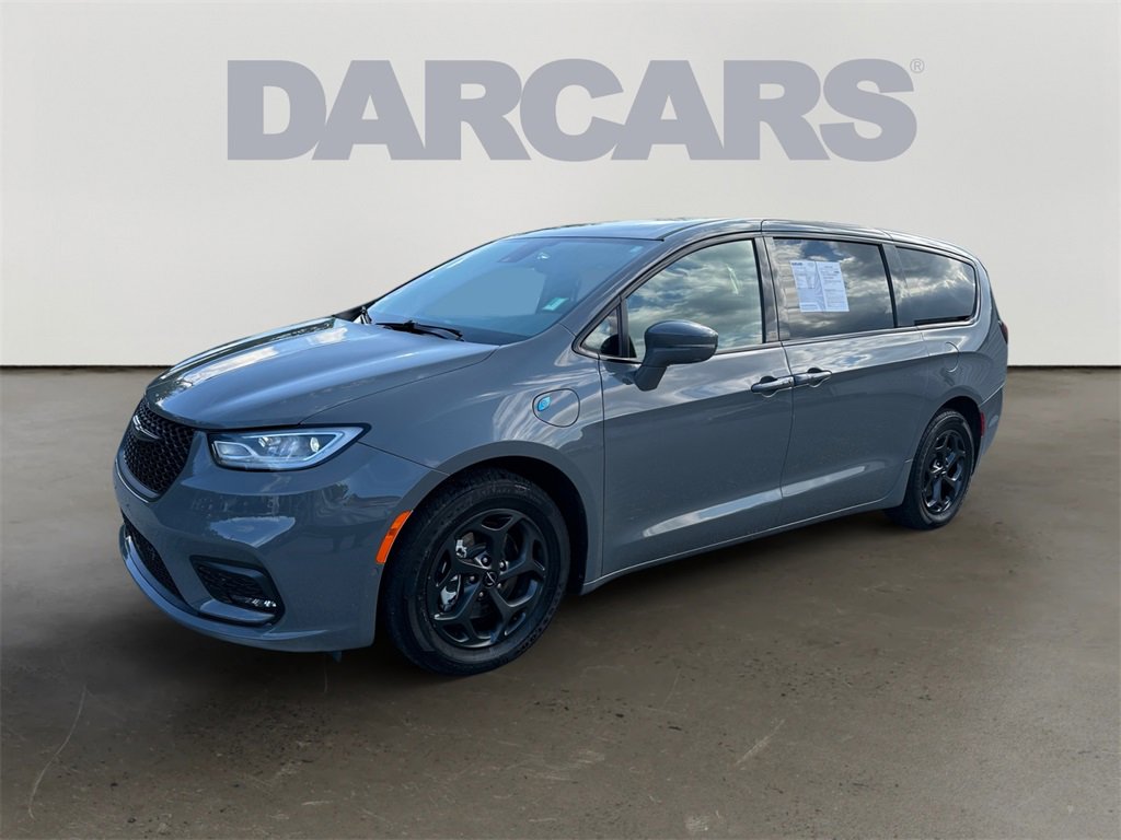 Used 2022 Chrysler Pacifica Limited w/ Uconnect Theater Family Group image 3