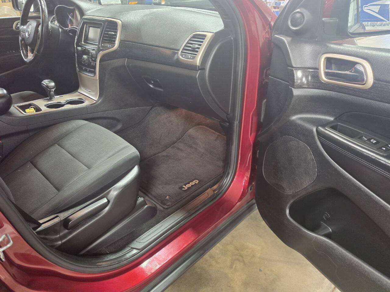 Used 2014 Jeep Grand Cherokee Laredo AWD/4WD image 16