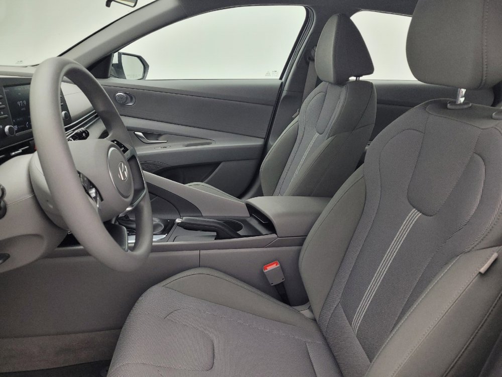 Used 2025 Hyundai Elantra SE image 17
