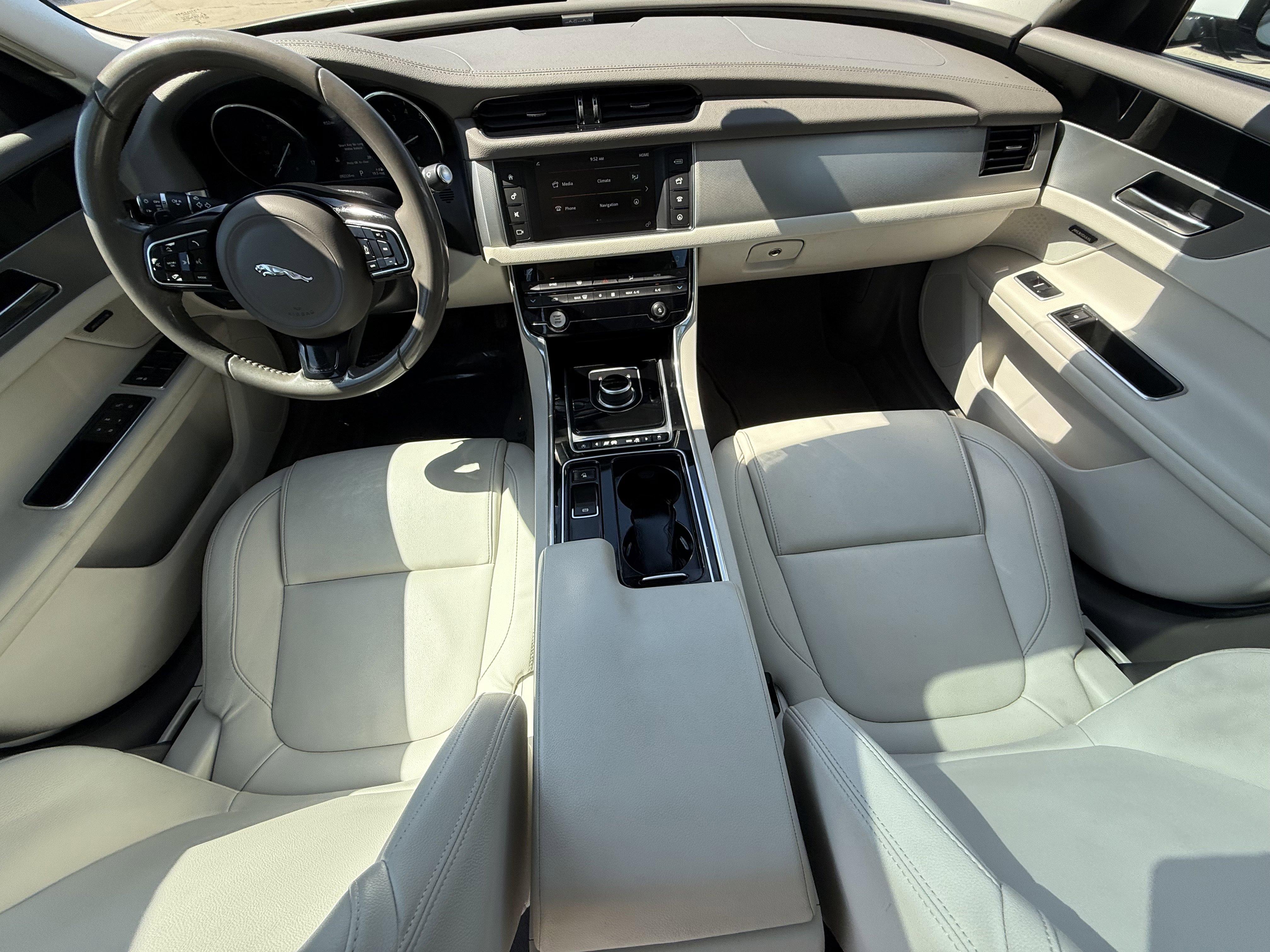 Used 2017 Jaguar XF Premium RWD image 11
