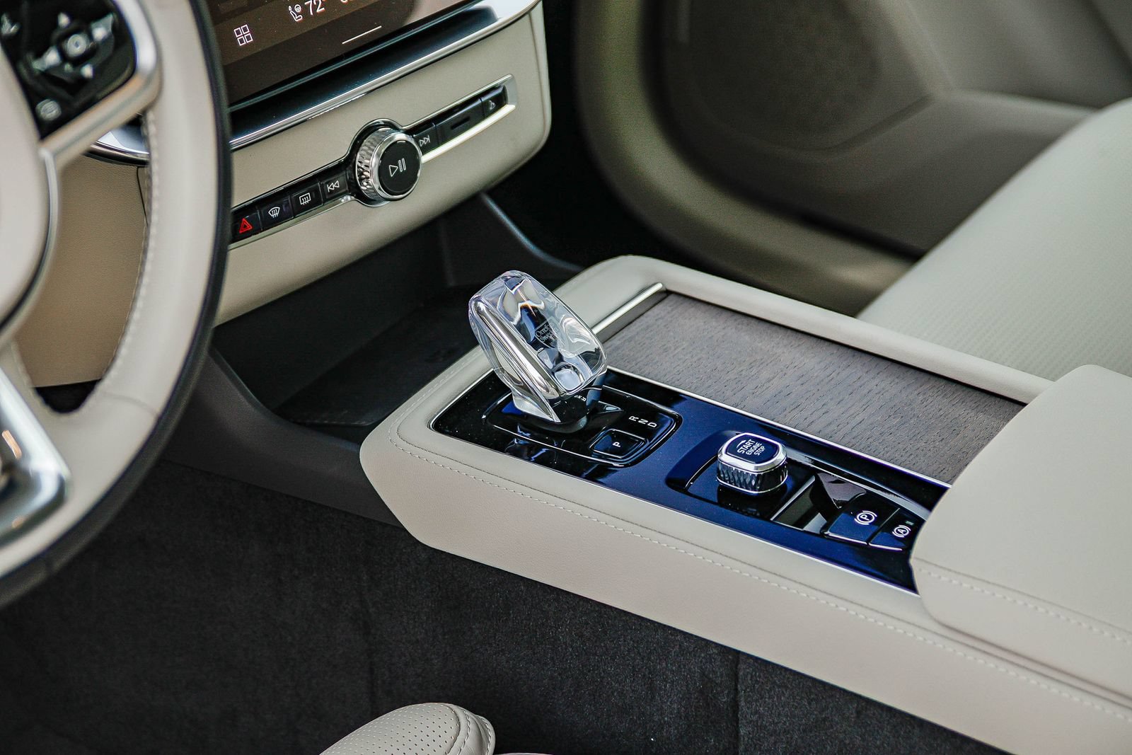 New 2026 Volvo XC90 T8 Ultra w/ Protection Package Premier AWD/4WD image 21