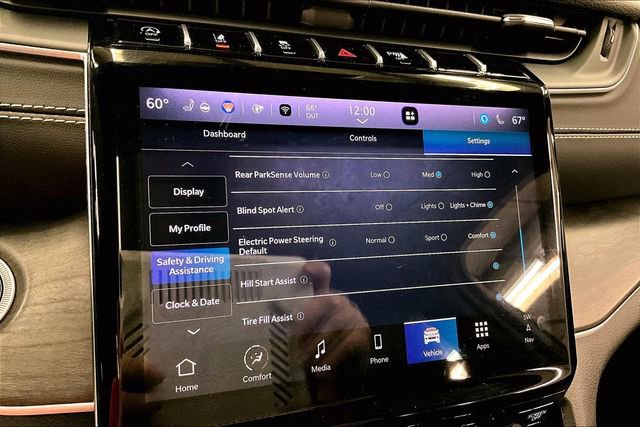 Used 2024 Jeep Grand Cherokee Limited w/ Luxury Tech Group II image 39