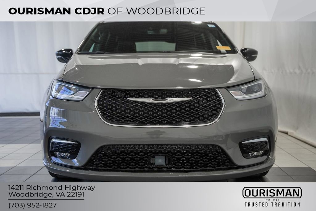 Used 2025 Chrysler Pacifica Select FWD image 2