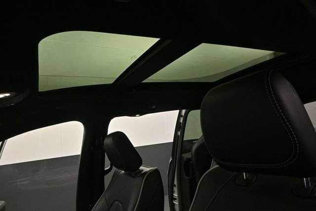 Used 2026 Chrysler Pacifica Limited FWD image 9