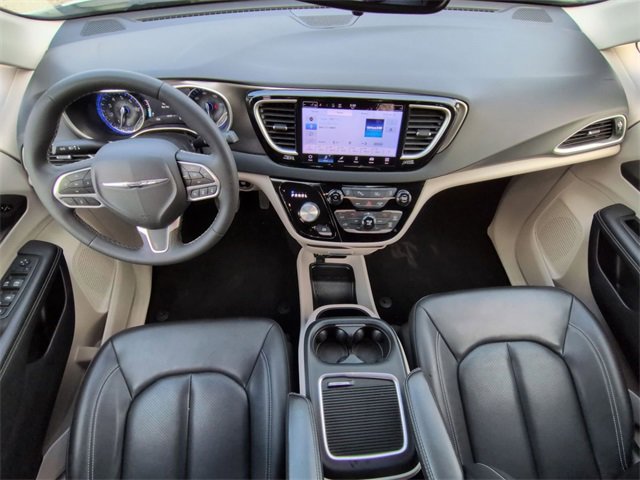 Used 2024 Chrysler Pacifica Touring-L image 26