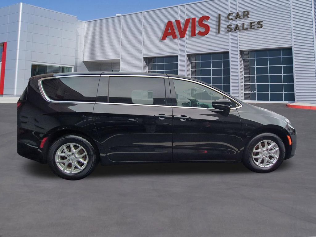 Used 2025 Chrysler Pacifica Select image 5