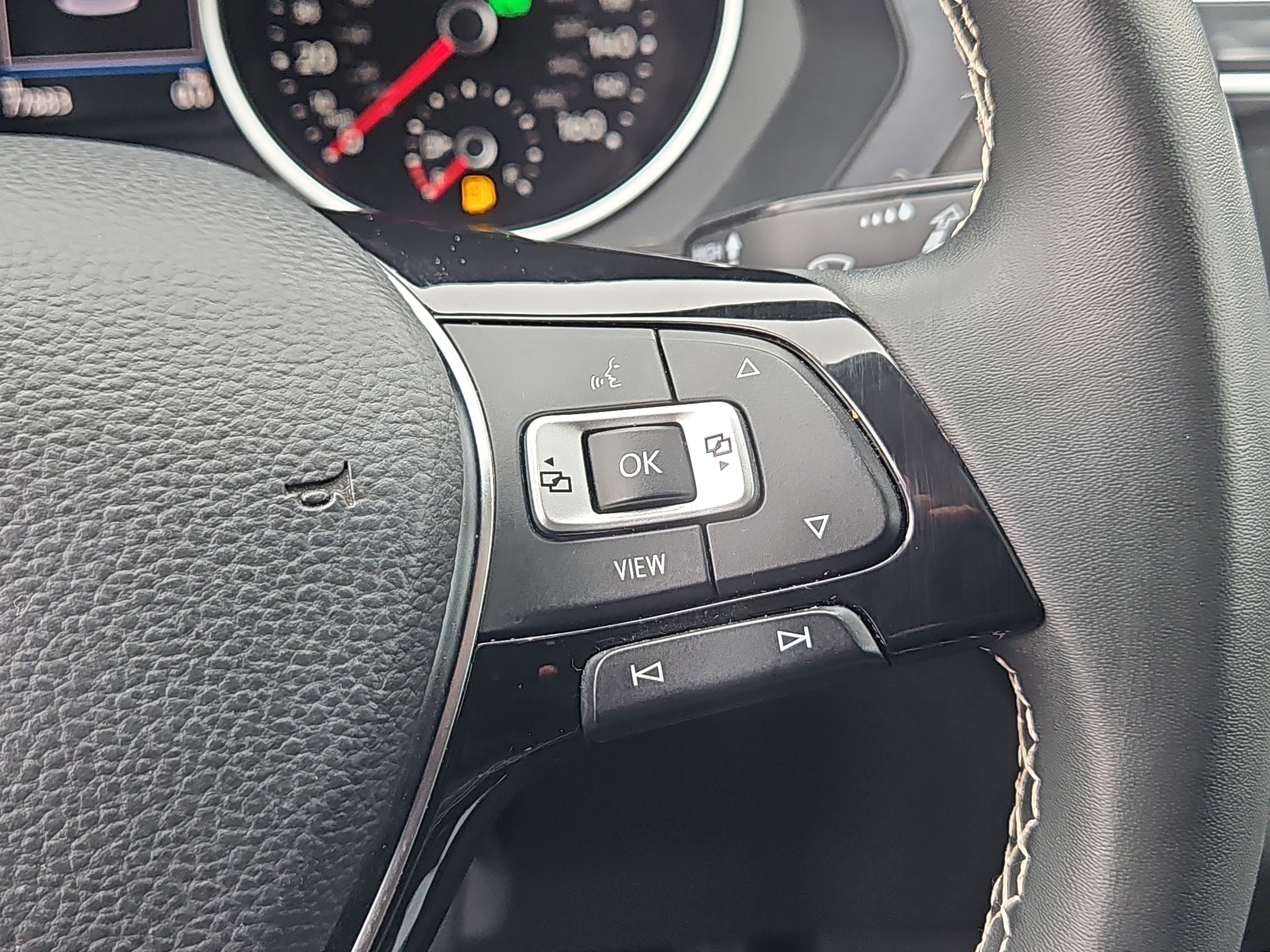 Used 2021 Volkswagen Tiguan SE w/ Panoramic Sunroof Package image 17