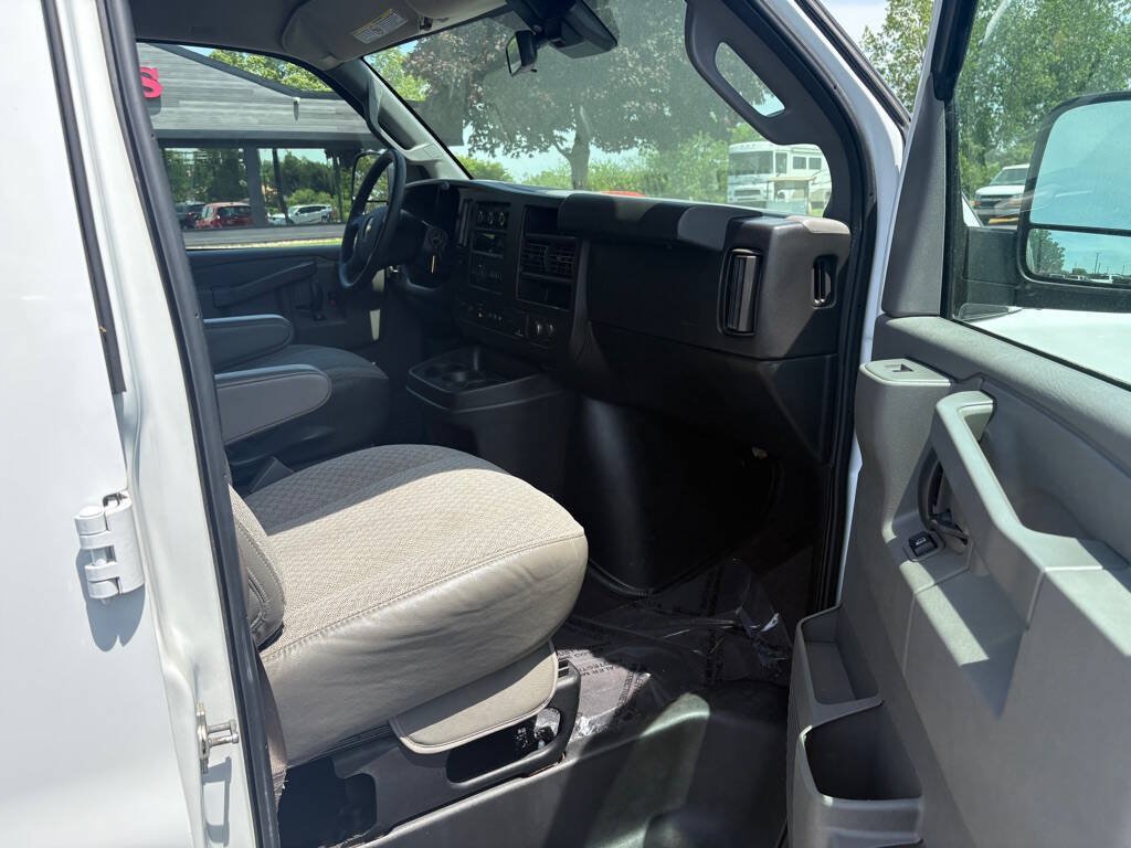Used 2020 Chevrolet Express 3500 LT w/ LT Preferred Equipment Group RWD image 13