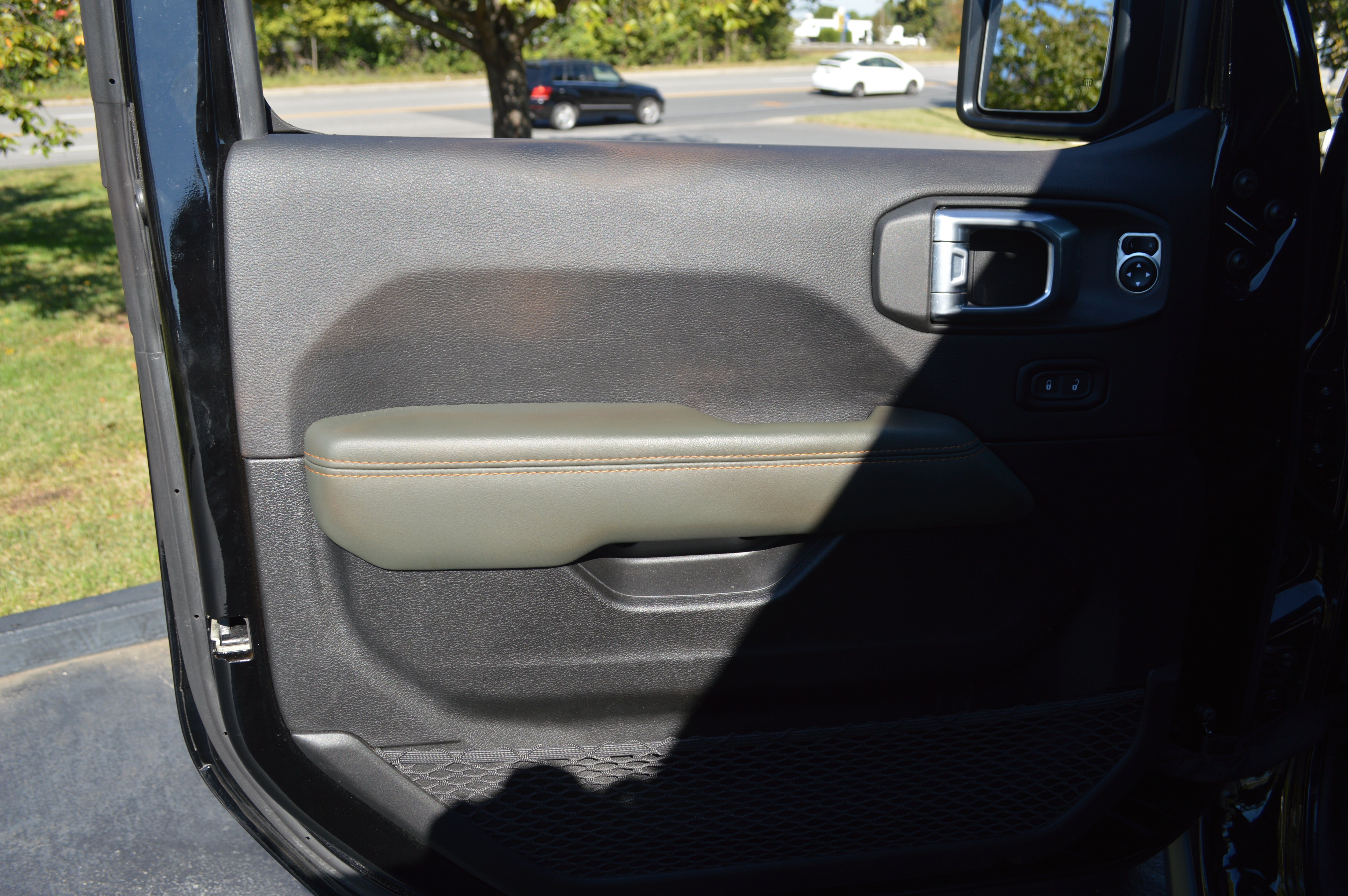 Used 2024 Jeep Gladiator Mojave AWD/4WD image 13
