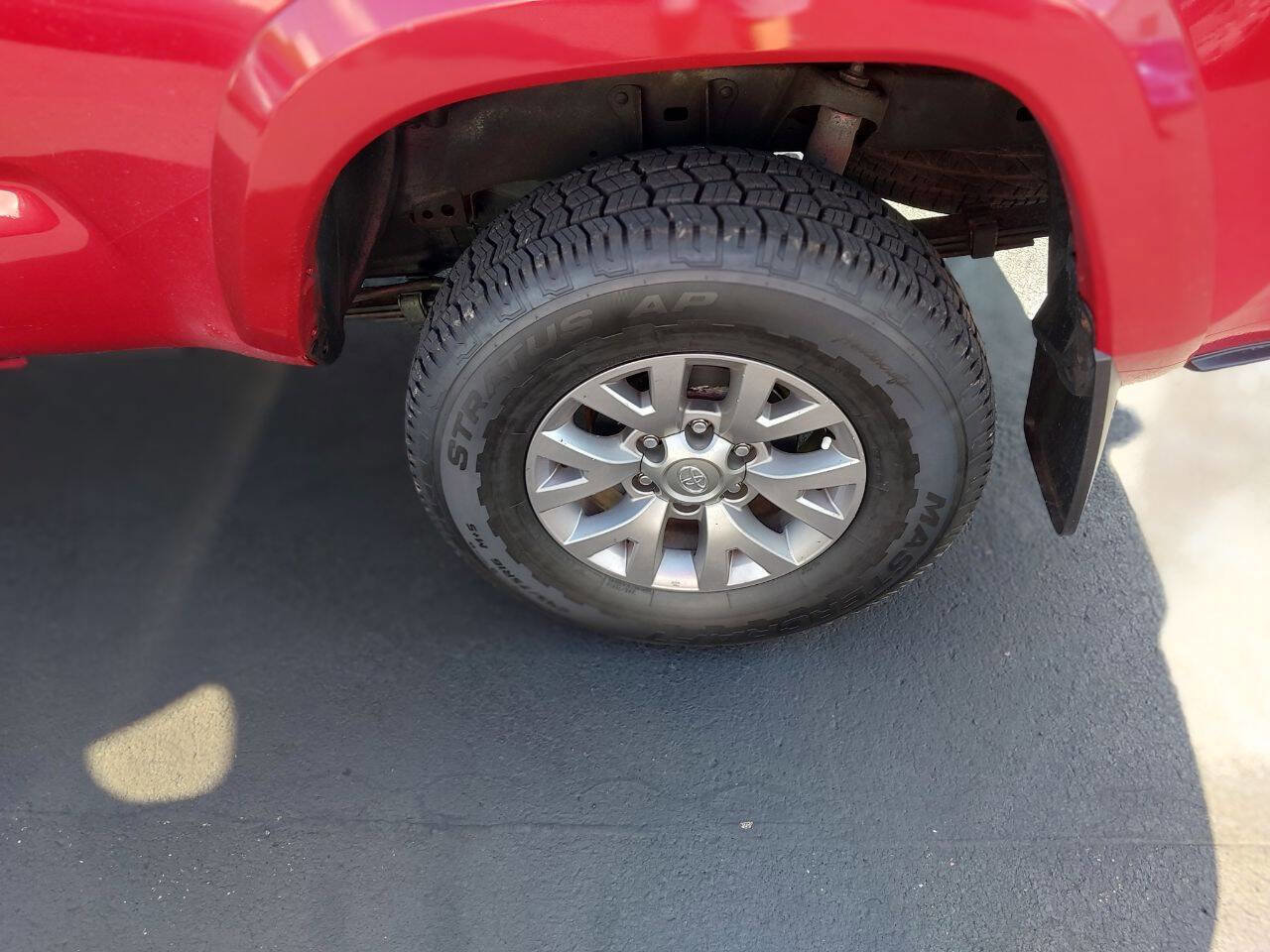 Used 2017 Toyota Tacoma TRD Off-Road image 12