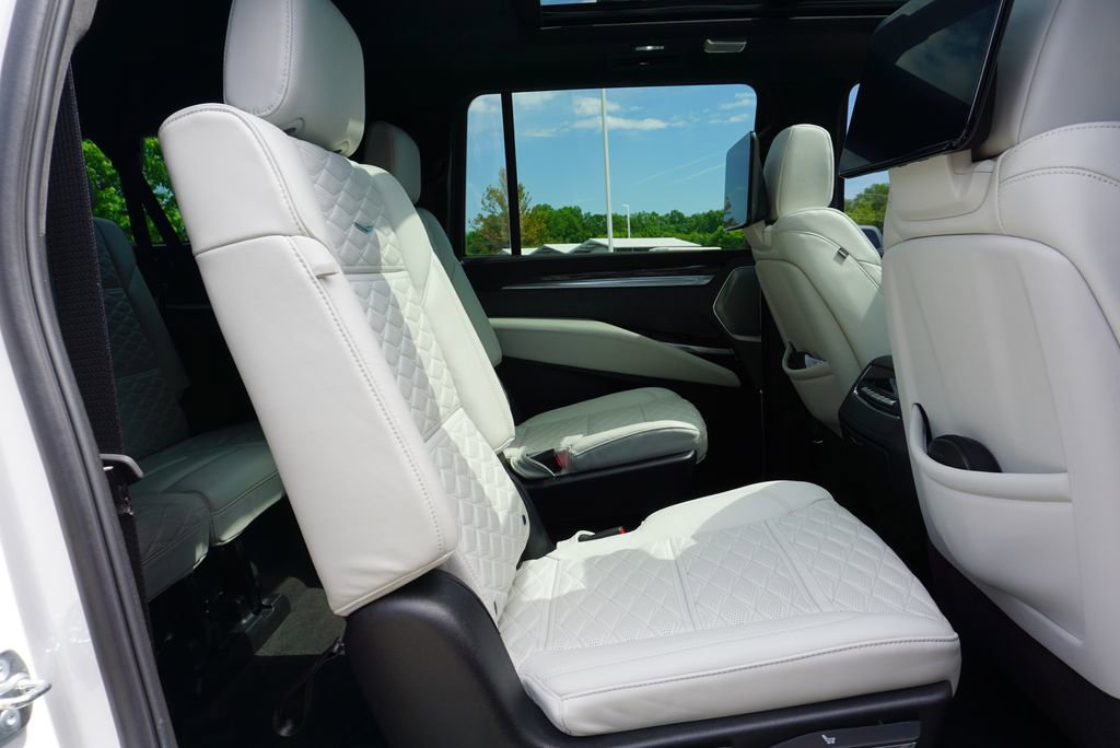 Used 2025 Cadillac Escalade ESV V image 47