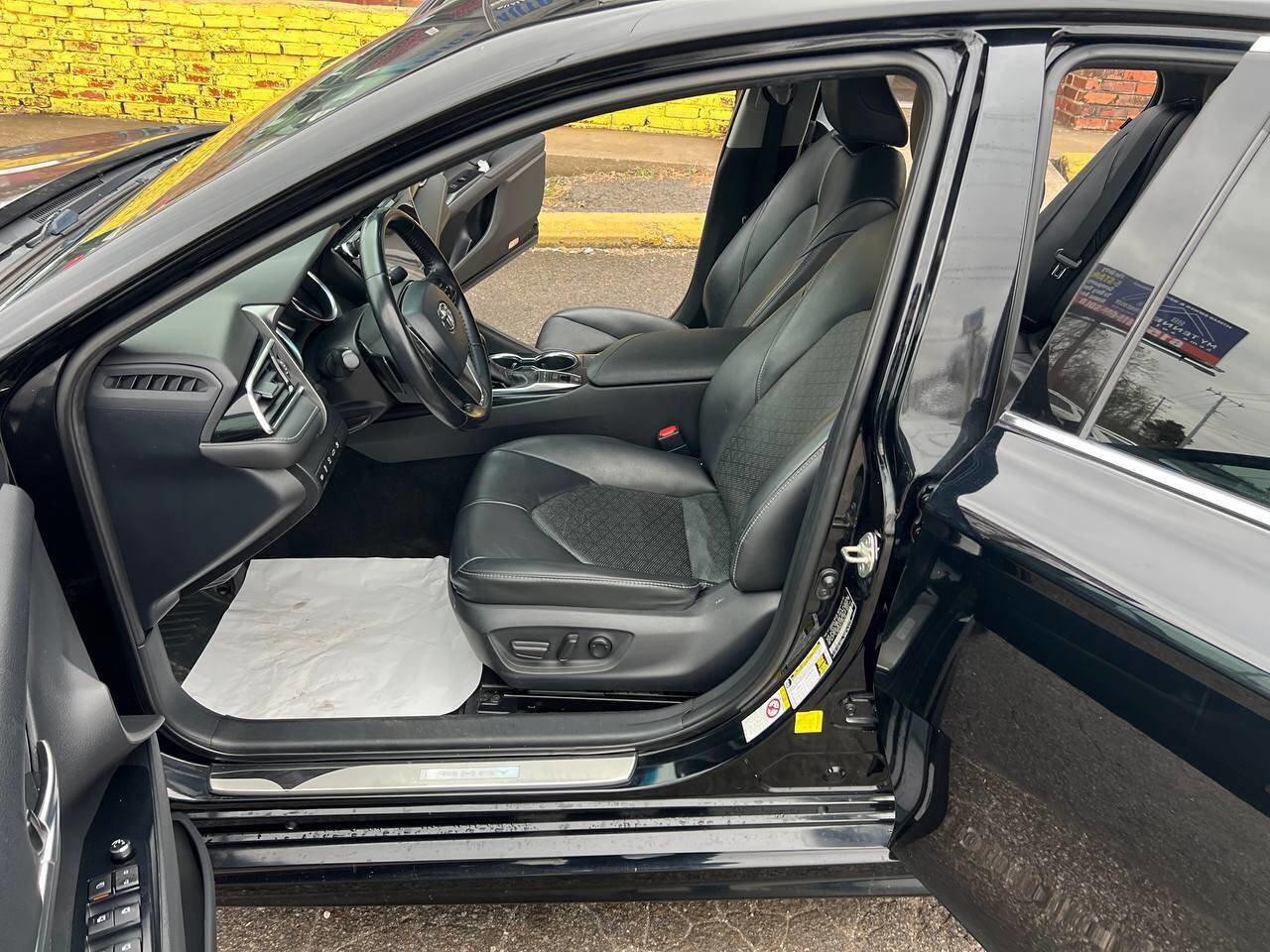 Used 2018 Toyota Camry XSE image 10