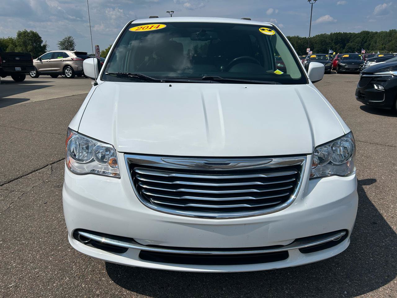 Used 2014 Chrysler Town & Country Touring FWD image 2