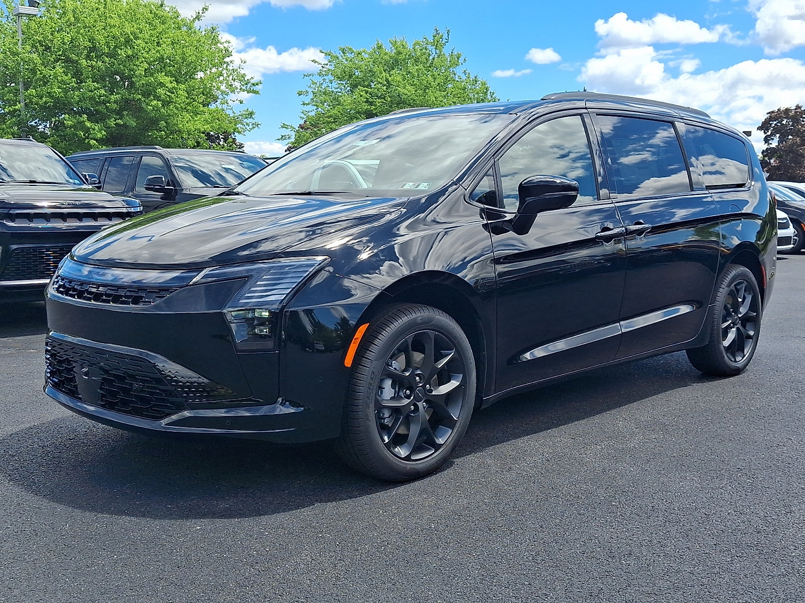 New 2027 Chrysler Pacifica Limited AWD/4WD image 1
