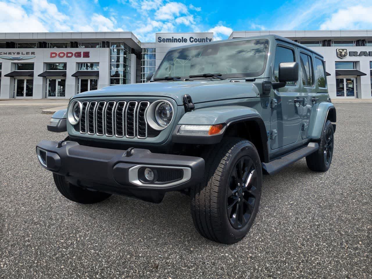 Used 2025 Jeep Wrangler Unlimited Sahara AWD/4WD image 4
