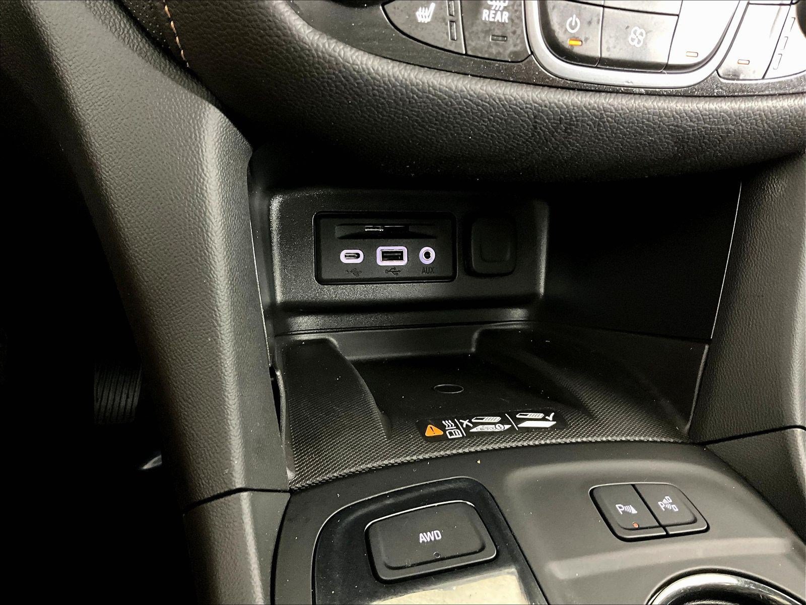 Used 2023 Chevrolet Equinox Premier AWD/4WD image 16
