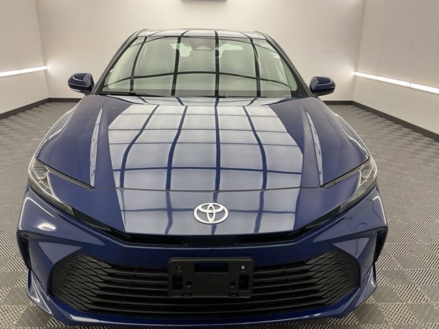 Used 2025 Toyota Camry SE image 2