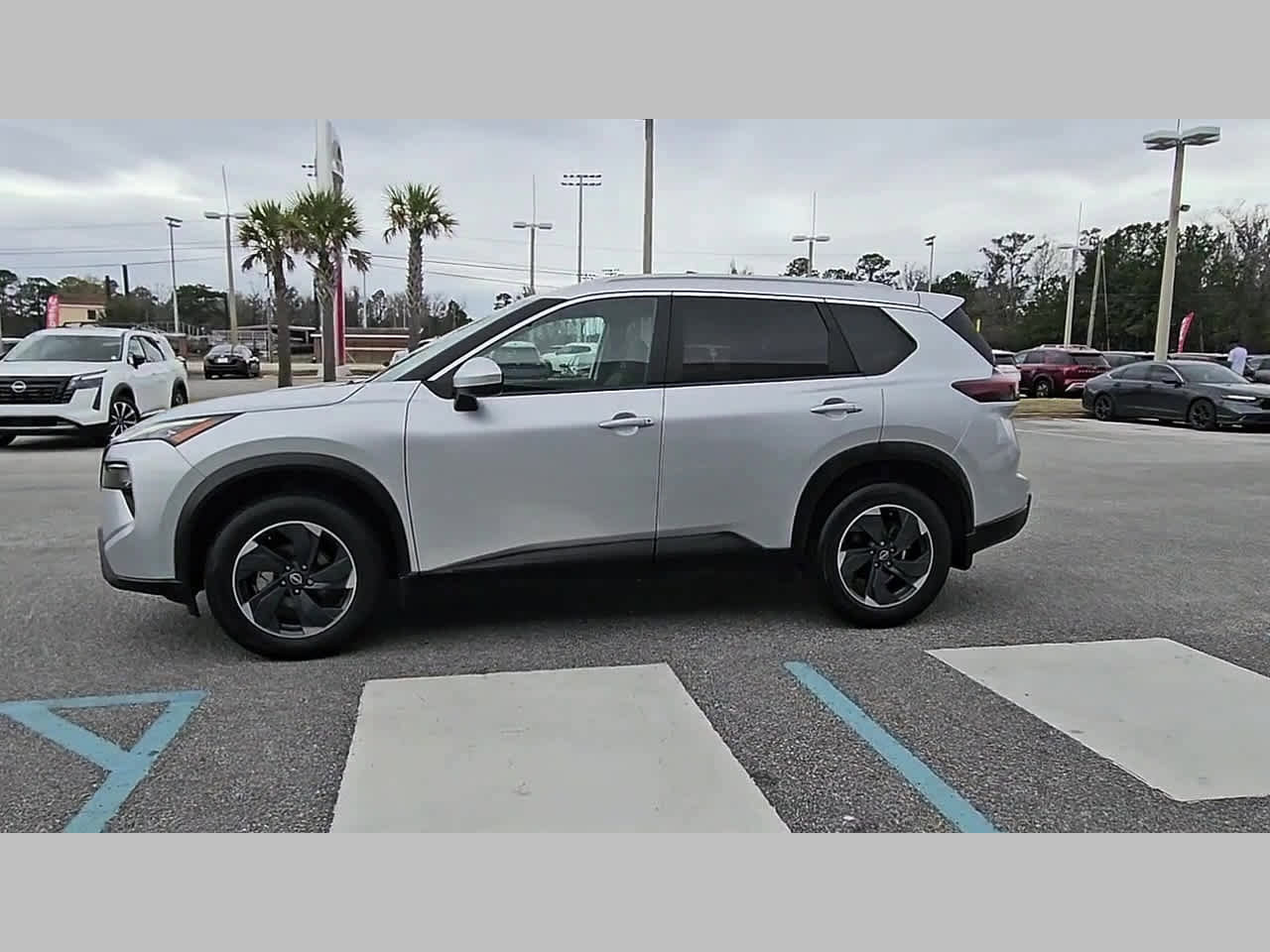 Used 2024 Nissan Rogue SV w/ SV Premium Package image 25
