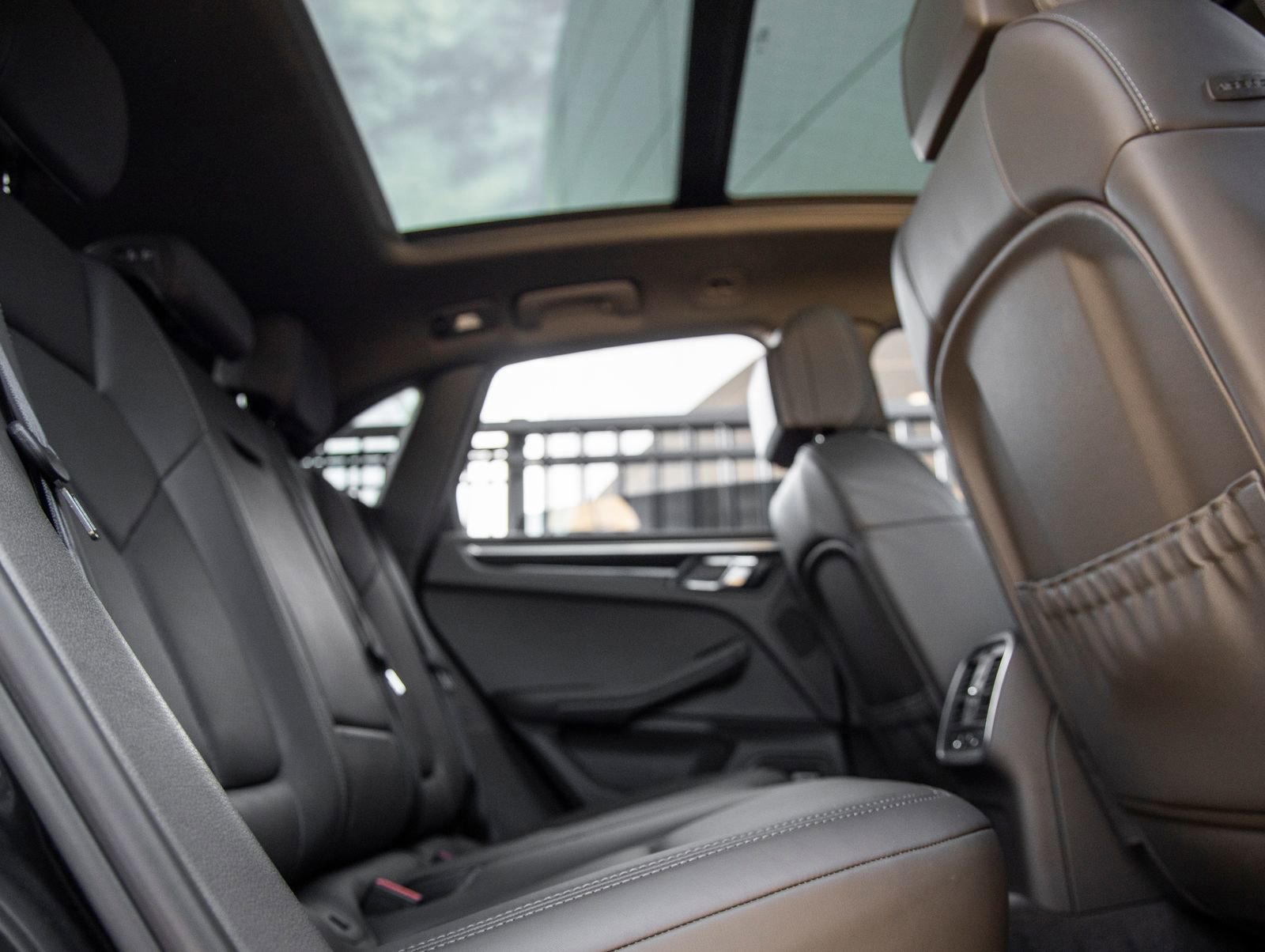 Certified 2022 Porsche Macan AWD/4WD image 41