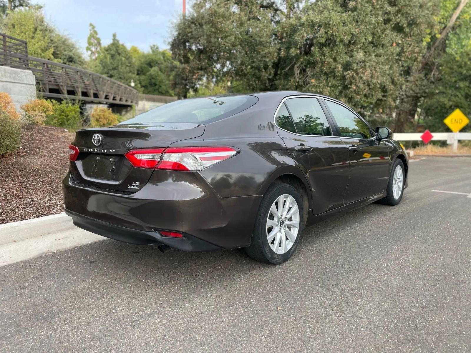 Used 2018 Toyota Camry SE image 3