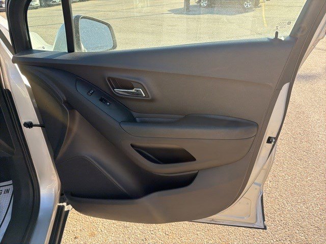 Used 2016 Chevrolet Trax LT w/ LT Convenience Package image 17