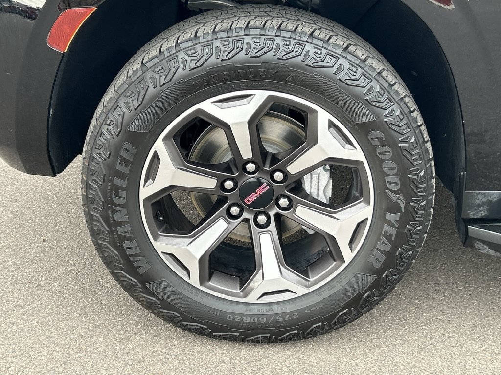 Used 2023 GMC Yukon AT4 w/ Technology Package AWD/4WD image 34