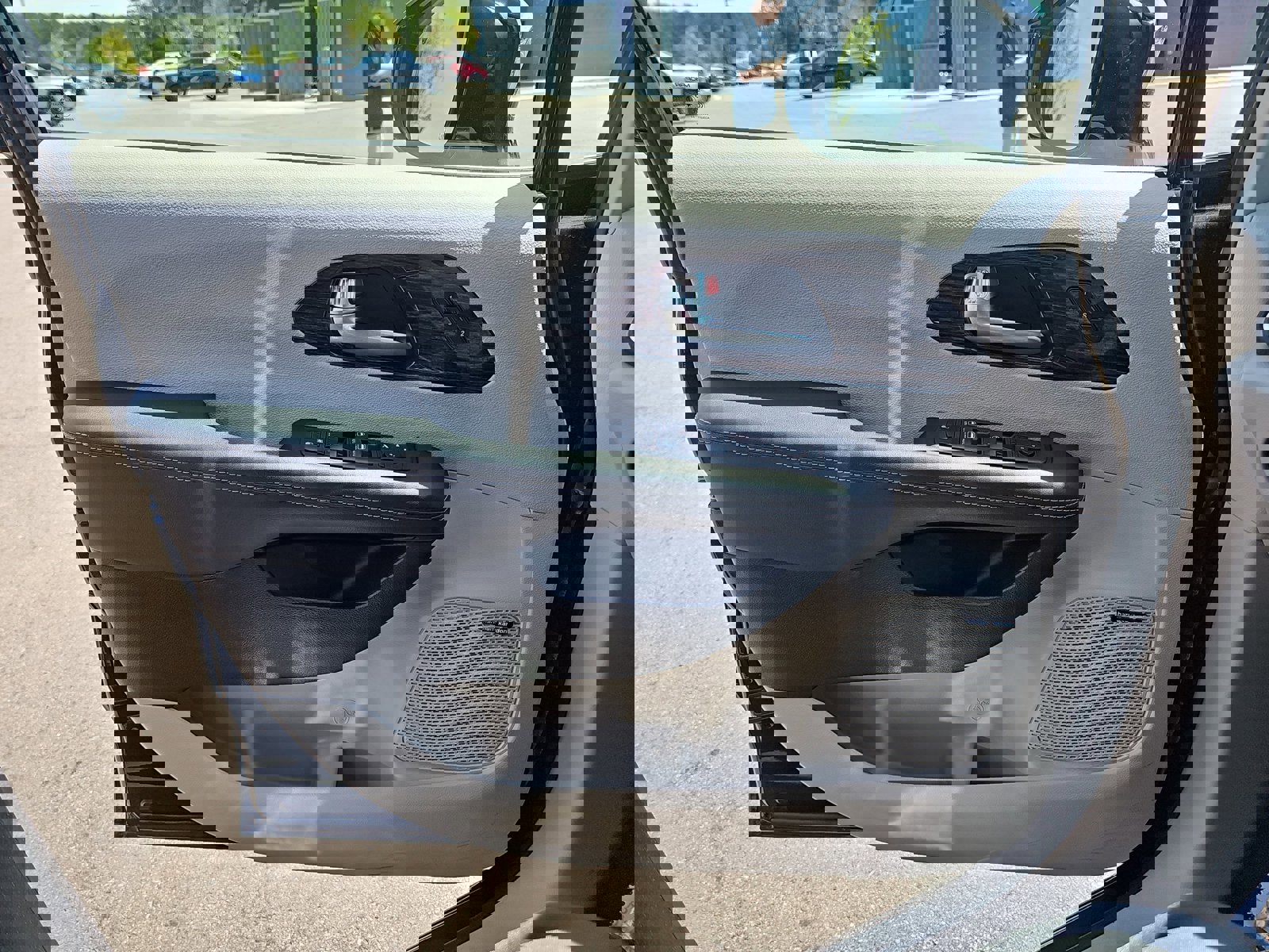 Used 2023 Chrysler Pacifica Limited w/ Uconnect Theater Family Group image 29