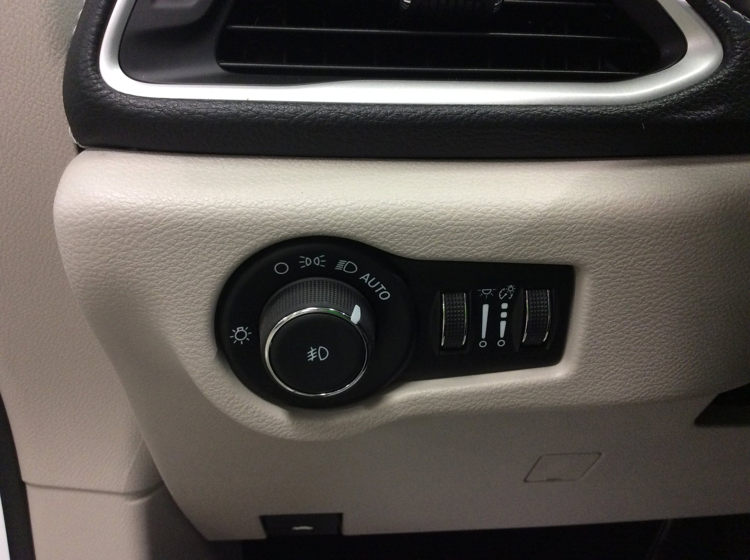 Used 2024 Chrysler Pacifica Touring-L AWD/4WD image 21