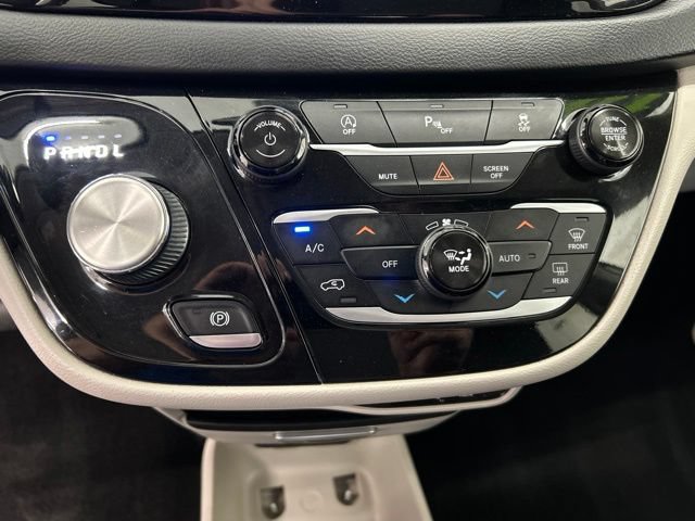 Used 2018 Chrysler Pacifica Touring-L w/ Premium Audio Group FWD image 14