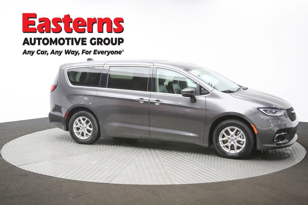 Used 2023 Chrysler Pacifica Touring-L image 46