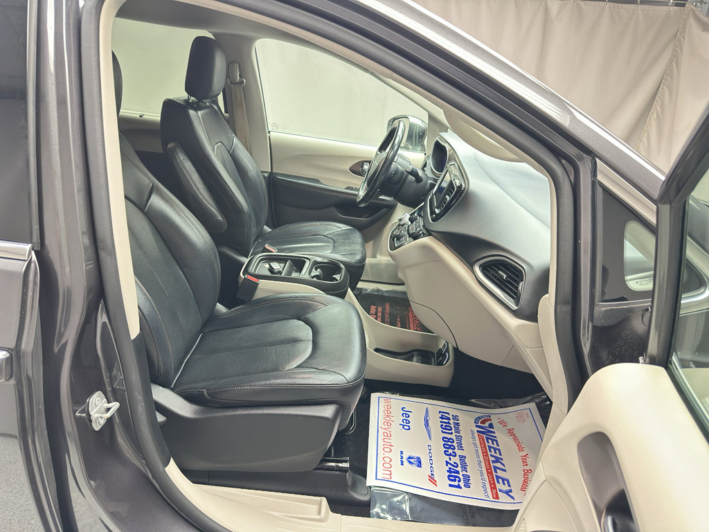 Used 2019 Chrysler Pacifica Touring-L FWD image 21