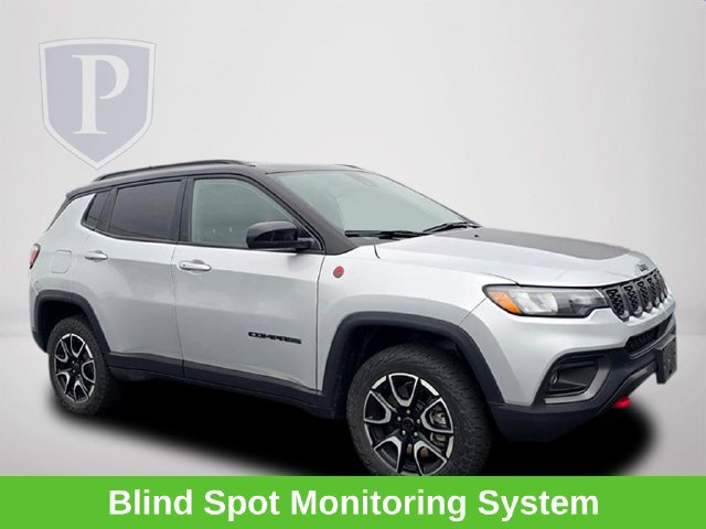 Used 2025 Jeep Compass Trailhawk AWD/4WD image 2