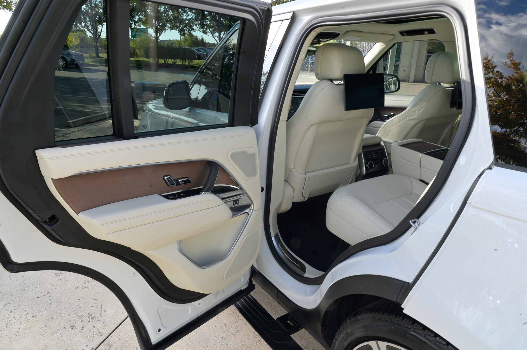 Used 2023 Land Rover Range Rover Autobiography image 34