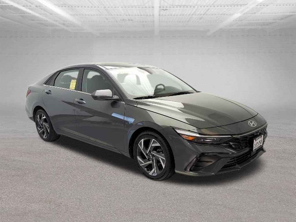 Used 2025 Hyundai Elantra SEL FWD image 8