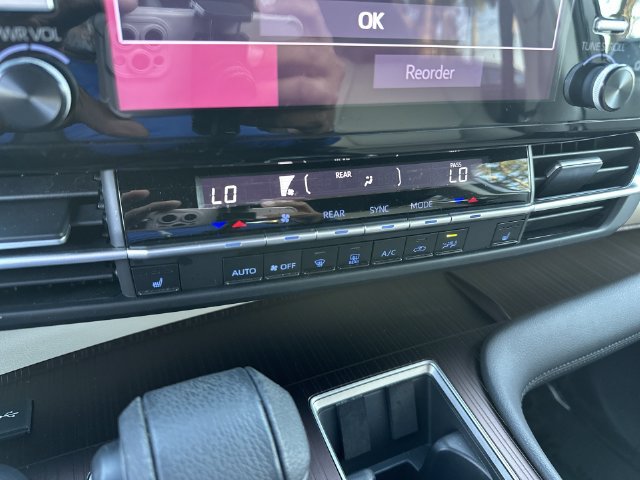 Used 2021 Toyota Sienna XLE FWD image 19