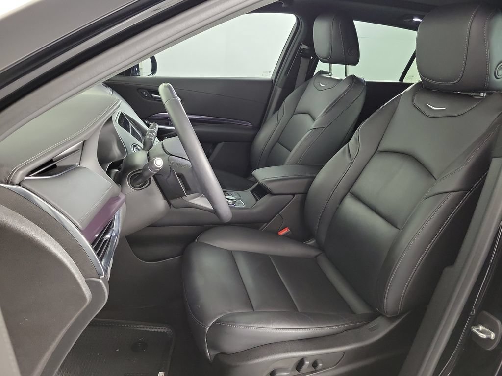 Used 2023 Cadillac XT4 Luxury w/ Cold Weather Package FWD image 25