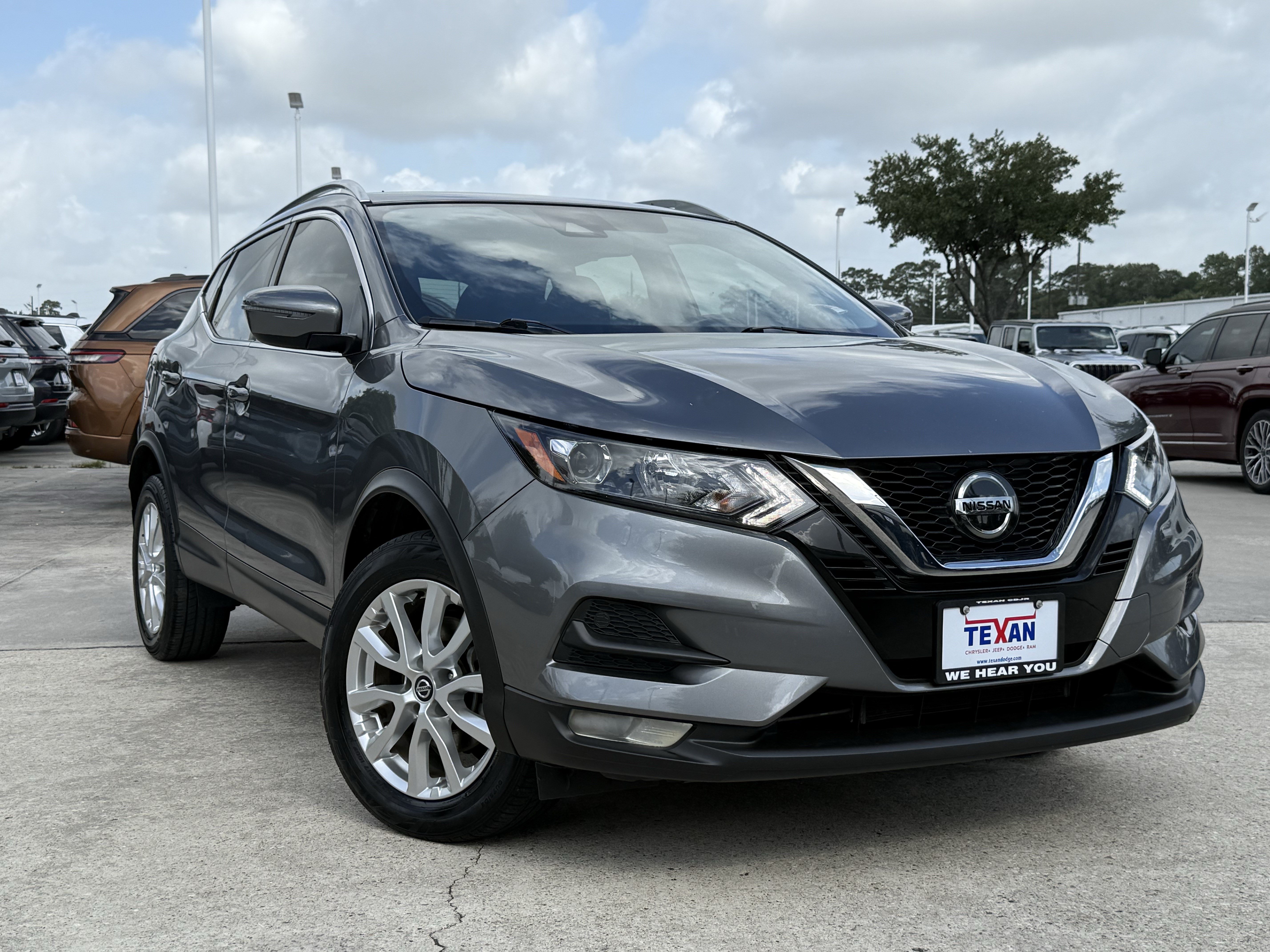 Used 2022 Nissan Rogue Sport SV FWD image 2